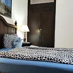 Mit Kleiner Innenhof-terrasse Im Mediterranen Stil شقة